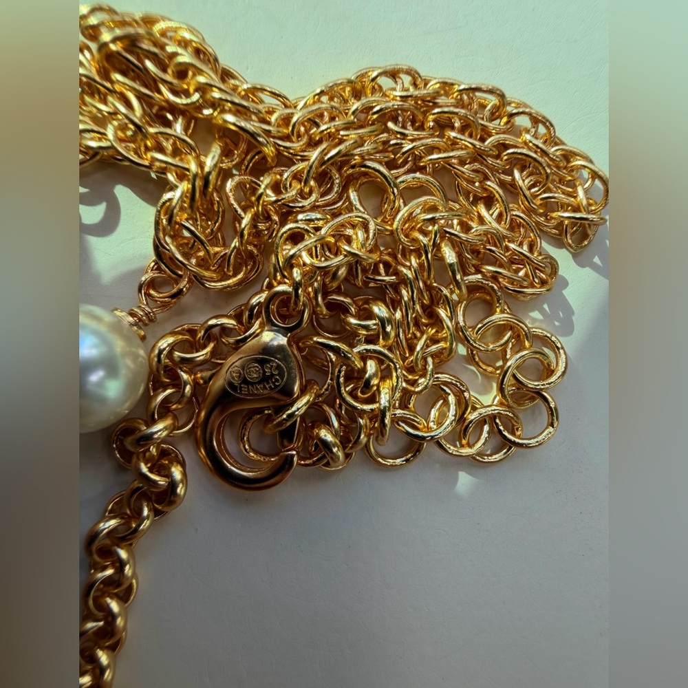 ✨🕊️🌸VINTAGE CHANEL GOLD-TONE CHAIN NECKLACE WITH CC MEDALLION🕊️✨🌸 - Picture 4 of 8